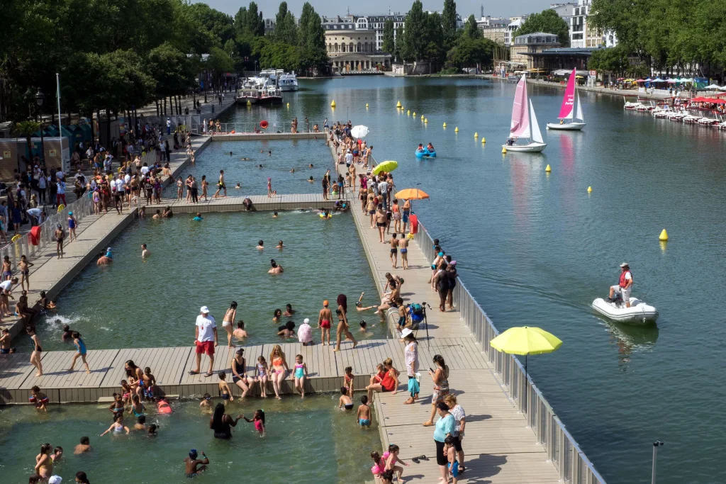 Γαλλία: Υπο επιτήρηση δημόσιες πισίνες μετά από καταγγελίες για «ματάκηδες» – Βιντεοσκοπούσαν γυναίκες ενώ άλλαζαν