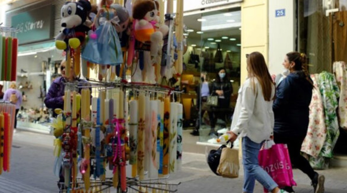 Σε ισχύ το εορταστικό ωράριο: Τι ώρα κλείνουν σήμερα τα καταστήματα