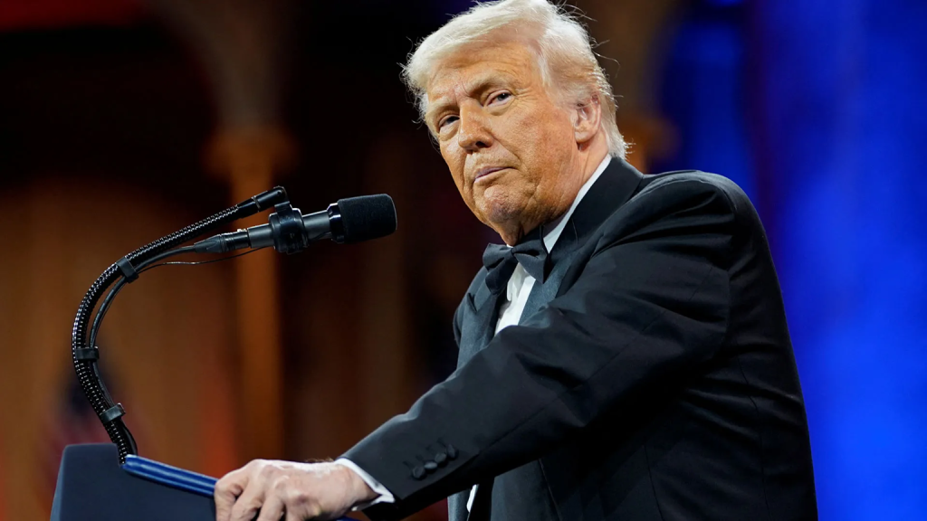 Ν.Τραμπ για κινητά, υπολογιστές και τσιπ: «Κανείς δεν θα γλιτώσει από τους δασμούς»