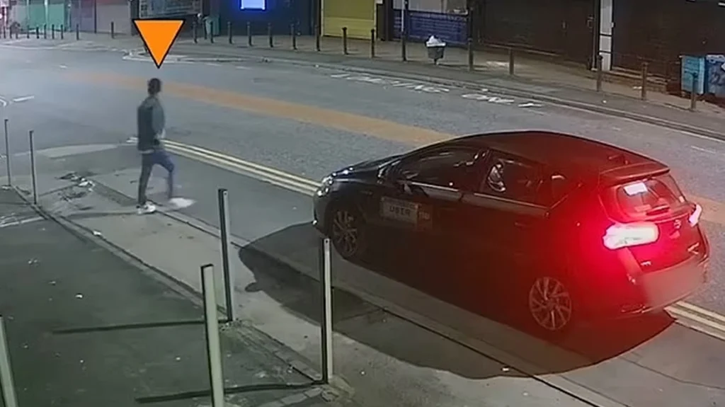 Βρετανία: Βίντεο από τη στιγμή που οδηγός ταξί καταδιώκει γυναίκα υπό την επήρεια μέθης πριν τη βιάσει!