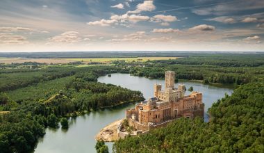 Το μυστηριώδες κάστρο που επιπλέει στο νερό – Οι θεωρίες συνωμοσίας γύρω από αυτό (βίντεο)