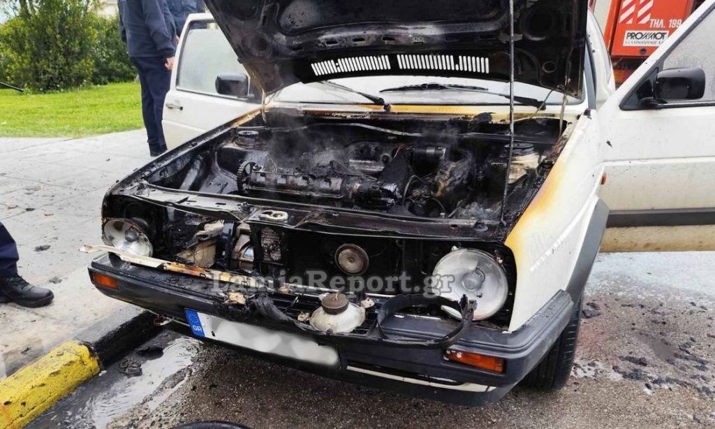 «Τυλίχθηκε» στις φλόγες αυτοκίνητο στη Λαμία – Δείτε φωτογραφίες
