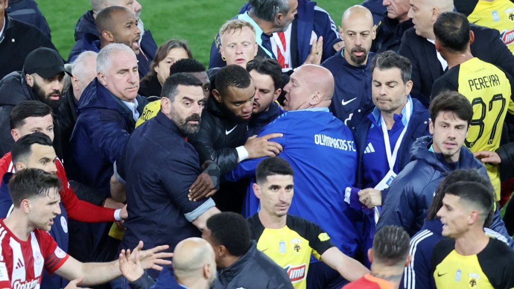 Ολυμπιακός – ΑΕΚ: H ΔΕΑΒ κάλεσε σε απολογία 8 παίκτες και τον Μ.Αλμέιδα για τα επεισόδια στο «Γ.Καραϊσκάκης»