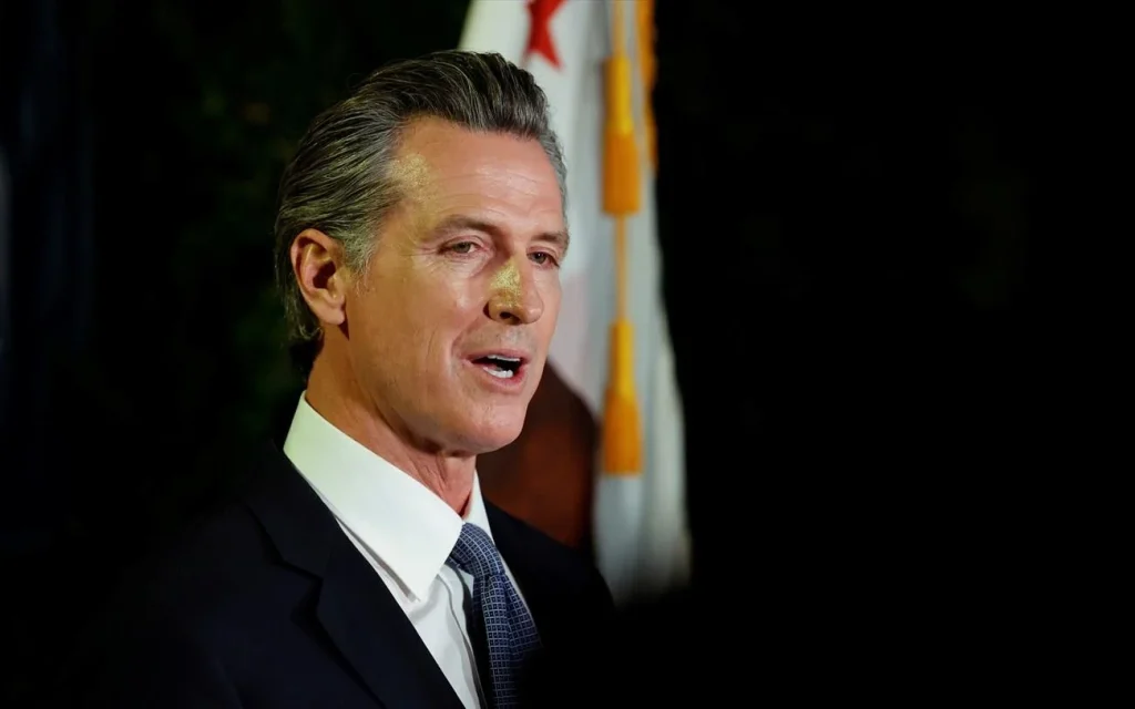 Οι Δημοκρατικοί σαμποτάρουν τον Τραμπ – Στηρίζουν Κινέζους: Προσφυγή του Νιούσαμ της Καλιφόρνια κατά των δασμών