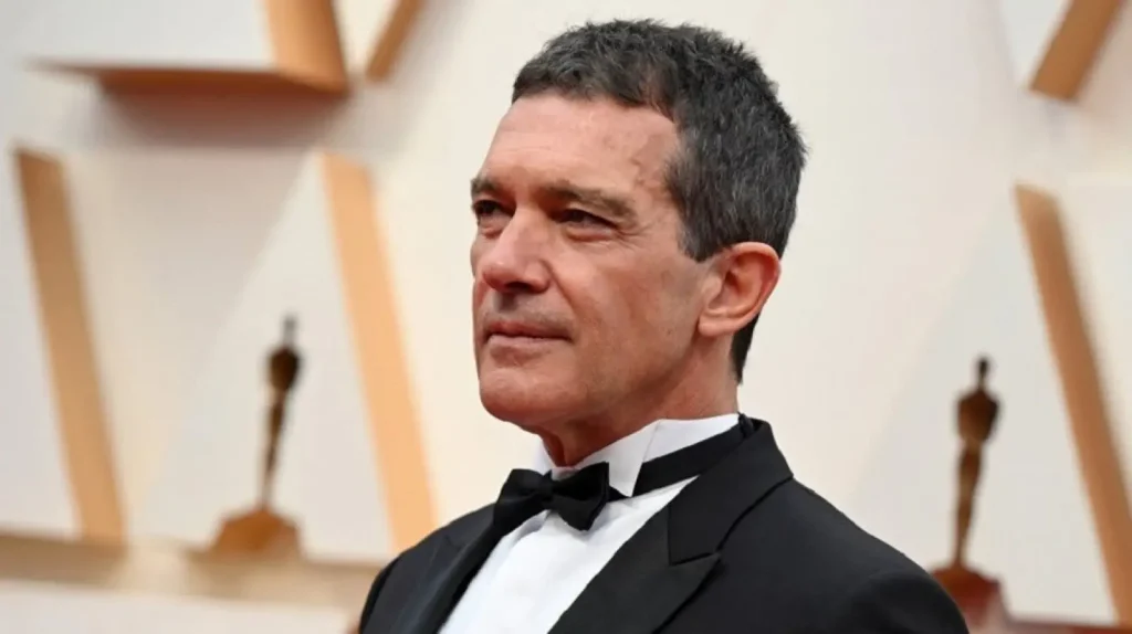 Ο Αντόνιο Μπαντέρας ψέλνει συγκινημένος μπροστά στην Παναγία (βίντεο)