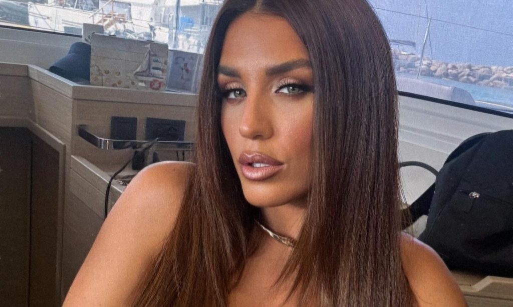 Ιουλία Καλλιμάνη: «Καθημερινά σηκώνομαι να θυμιάζω και να προσευχηθώ – Μόνο ο Θεός σε “γειώνει”»