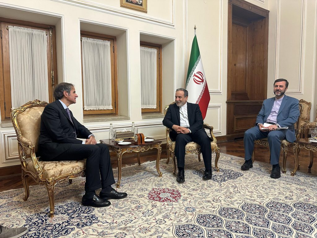 Ο διευθυντής του Οργανισμού Ατομικής Ενέργειας προειδοποιεί εναντίον επίθεσης στις πυρηνικές εγκαταστάσεις του Ιράν