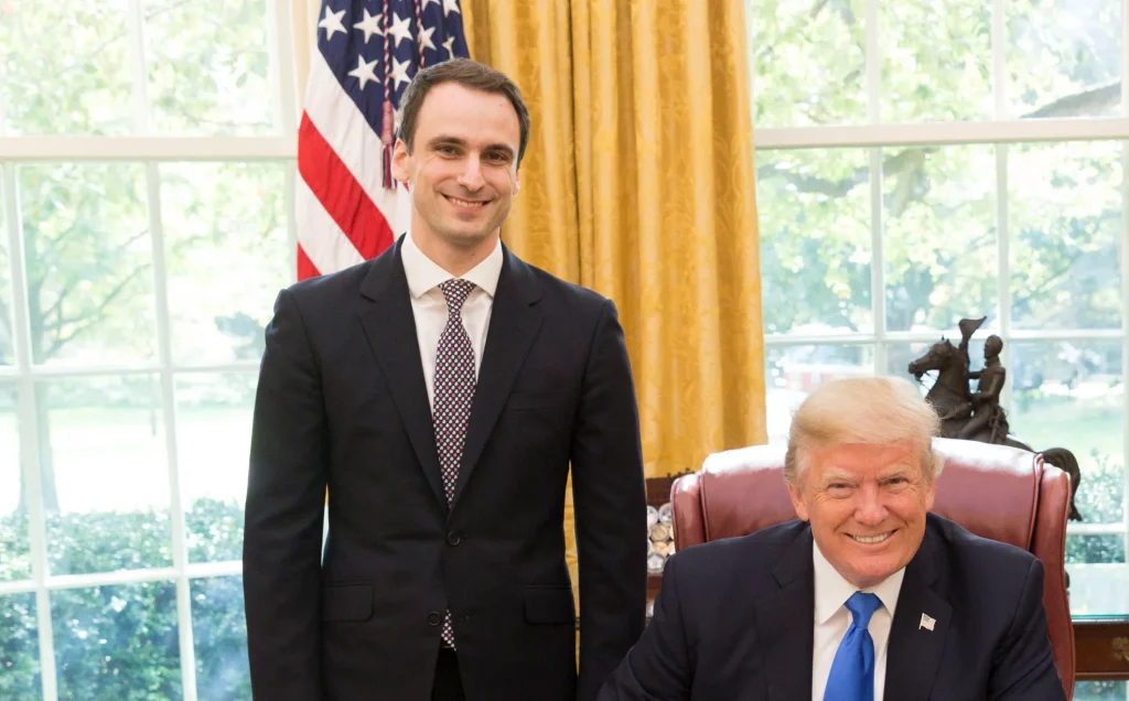 Σάλος από τη δήλωση του Ελληνοαμερικανού συμβούλου του Ντ.Τραμπ: «Είμαστε σε θέση να ελέγξουμε χρόνο & χώρο»