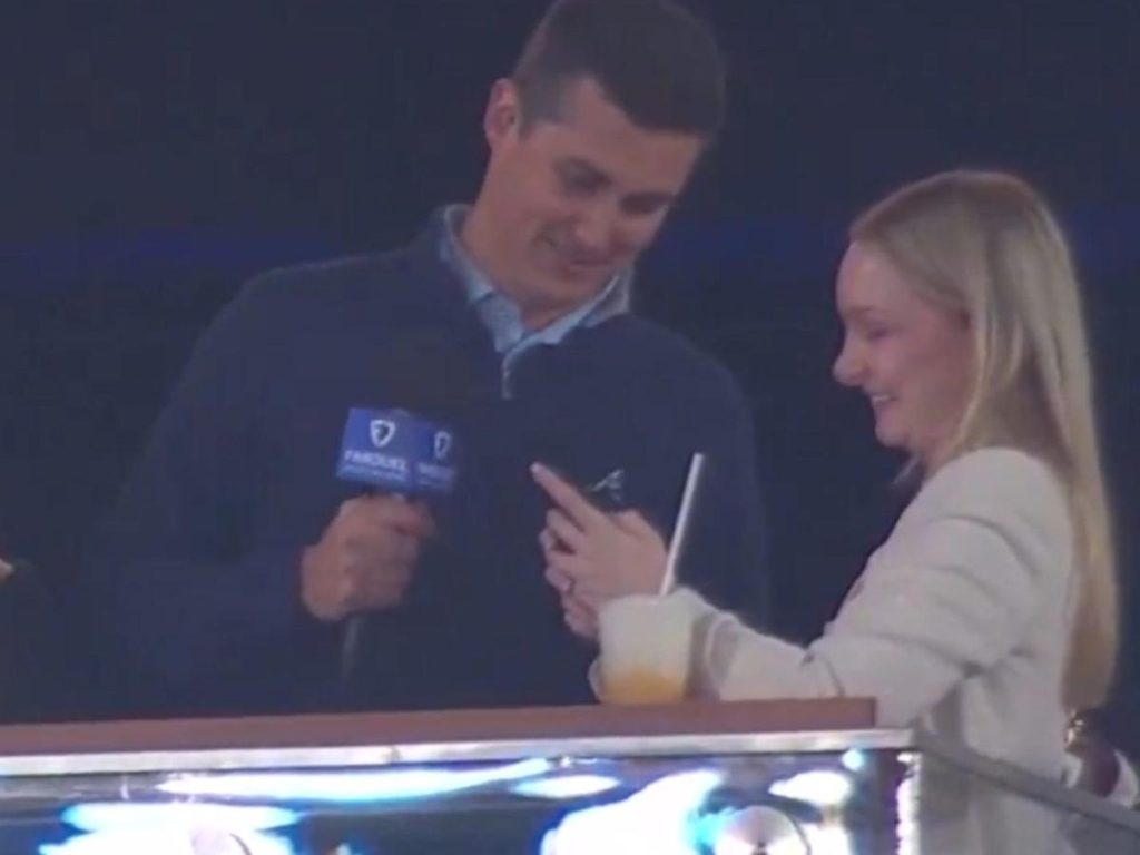 Το  βίντεο με τον δημοσιογράφο που κάνει καμάκι σε γυναίκα οπαδό on air και παίρνει το τηλέφωνο της! (βίντεο)