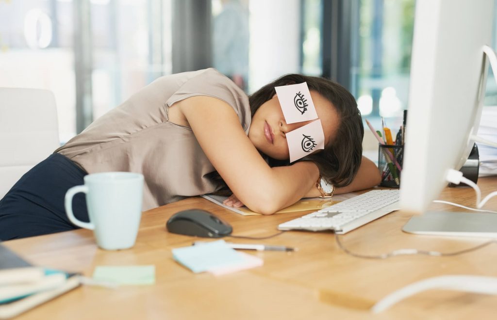 Η υπνηλία συνδέεται με αυξημένο κίνδυνο δυσμενών επιπτώσεων στην υγεία και μειωμένη ποιότητα ζωής