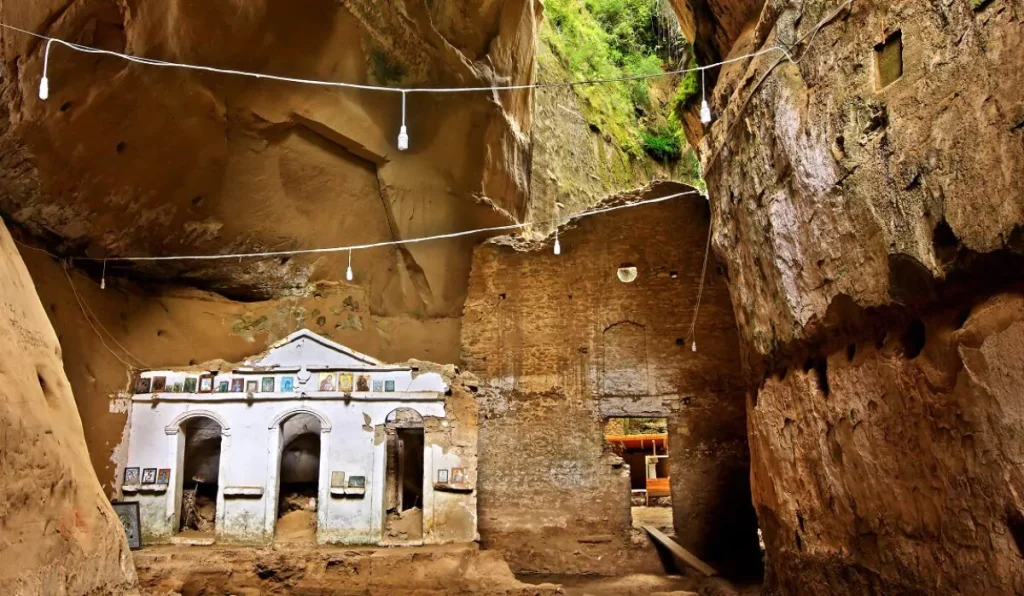 Η εκπληκτική Μονή Ασκητή που βρίσκεται μέσα στη σπηλιά και η άγνωστη ιστορία με τον μοναχό (φωτο)
