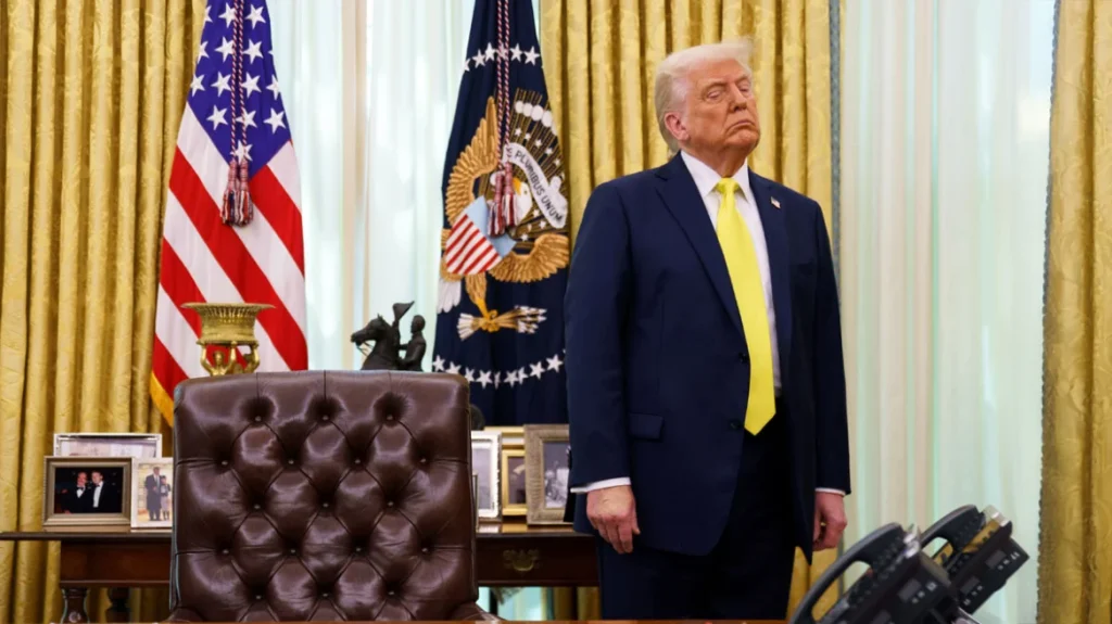 Απρόοπτο στον Λευκό Οίκο: Δημοσιογράφος κατέρρευσε κατά την διάρκεια δηλώσεων του Ντόναλντ Τραμπ