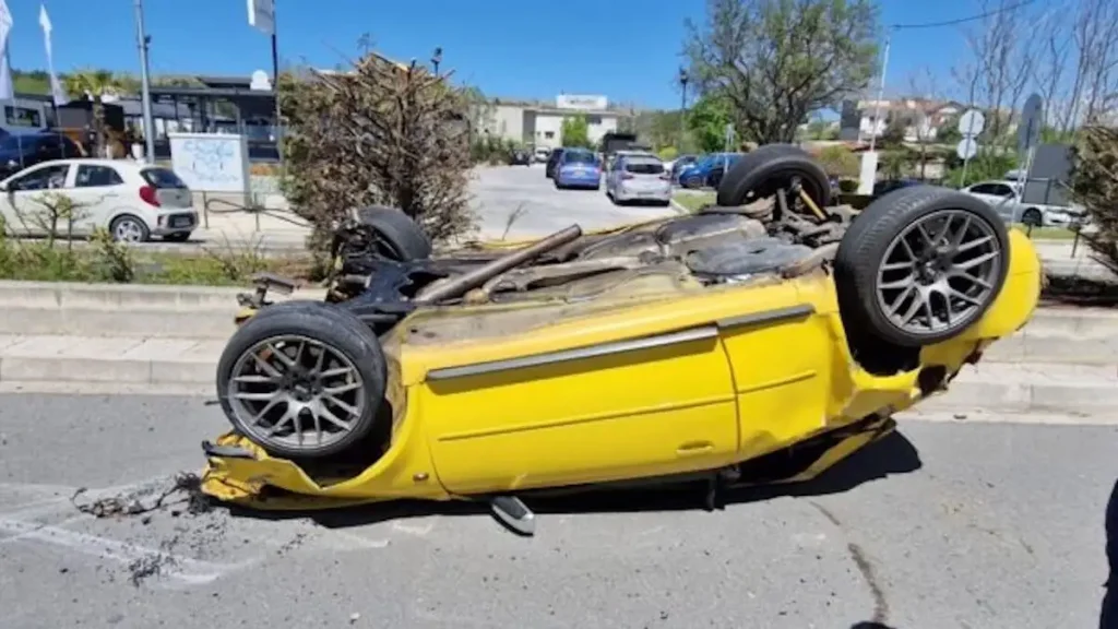 Τροχαίο ατύχημα στην Κοζάνη: Αυτοκίνητο προσέκρουσε σε διάζωμα και ανετράπη – Δύο τραυματίες