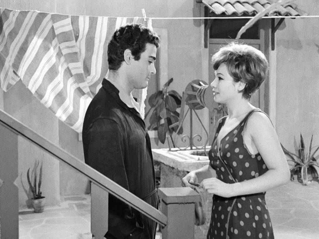 «Οι κυρίες της αυλής»: Πού πραγματοποιήθηκαν τα γυρίσματα της επιτυχημένης ταινίας – Οι δύο εκδοχές