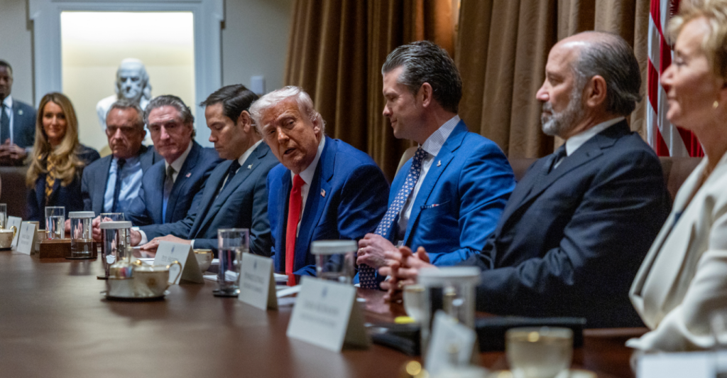 Άμεση διάψευση του Λευκού Οίκου στα περί απομάκρυνσης του Πιτ Χέγκσεθ: «Δεν ισχύει κάτι τέτοιο»