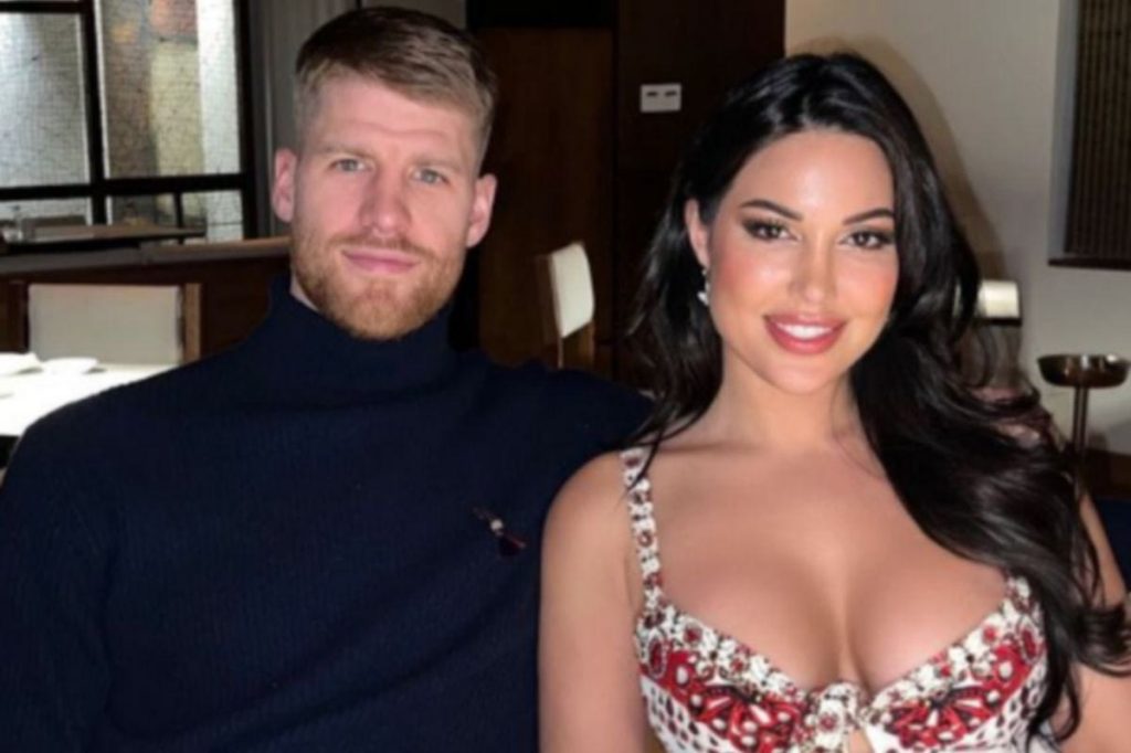 Βίντεο: Ο Γουόκαπ μαθαίνει στην σύζυγό του πώς τσουγκρίζουν κόκκινα αυγά