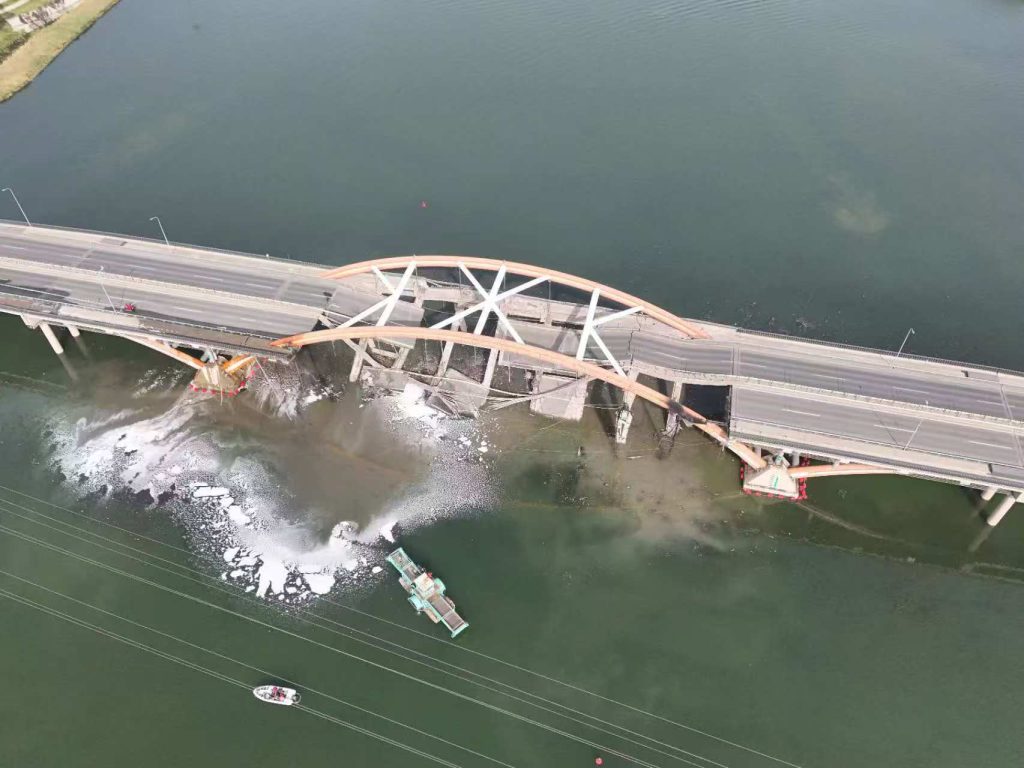 Κατέρρευσε γέφυρα στο Πεκίνο μετά από φωτιά – Σε εξέλιξη οι έρευνες για τραυματίες (φώτο-βίντεο)