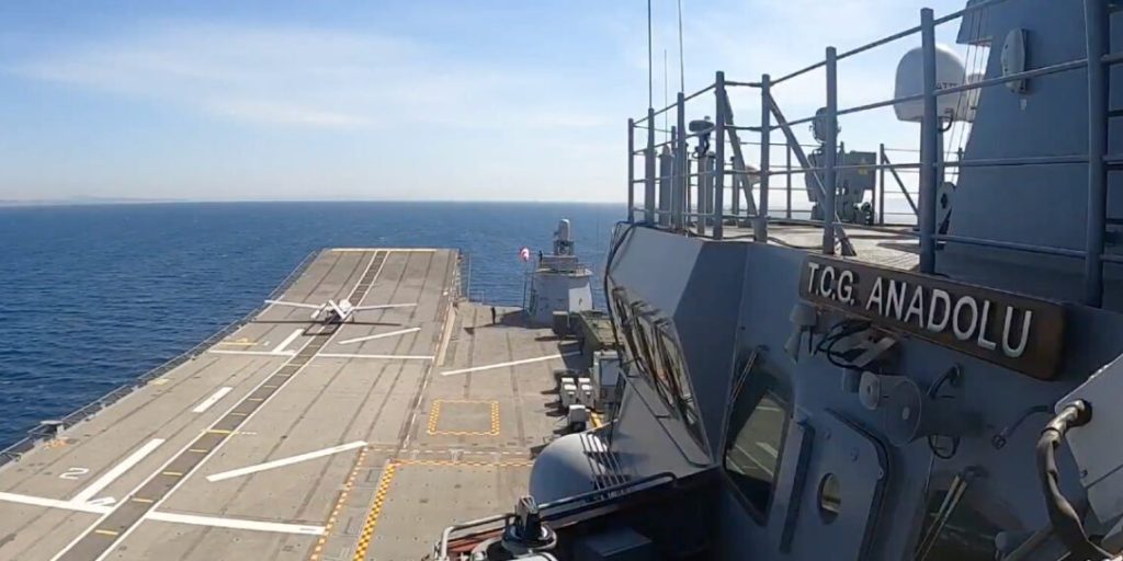 Αυτόνομες προσνηώσεις και απονηώσεις για το TB3 Bayraktar από το κατάστρωμα του TCG Anadolu (βίντεο)