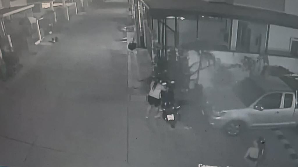 Ταϊλάνδη: Γυναίκα γέννησε σε πάρκινγκ και παράτησε το μωρό της για να συνεχίσει το πάρτι! (βίντεο)