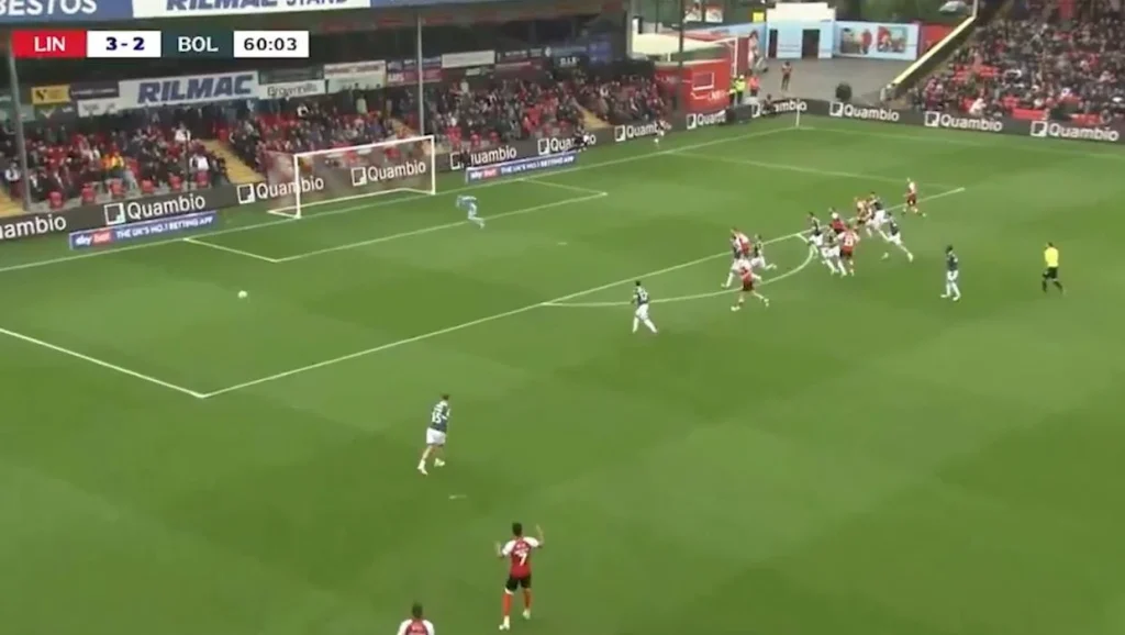 Δείτε το ασύλληπτο φαλτσαριστό φάουλ που σημειώθηκε στον αγώνα της Λίνκολν με την Μπόλτον (βίντεο)