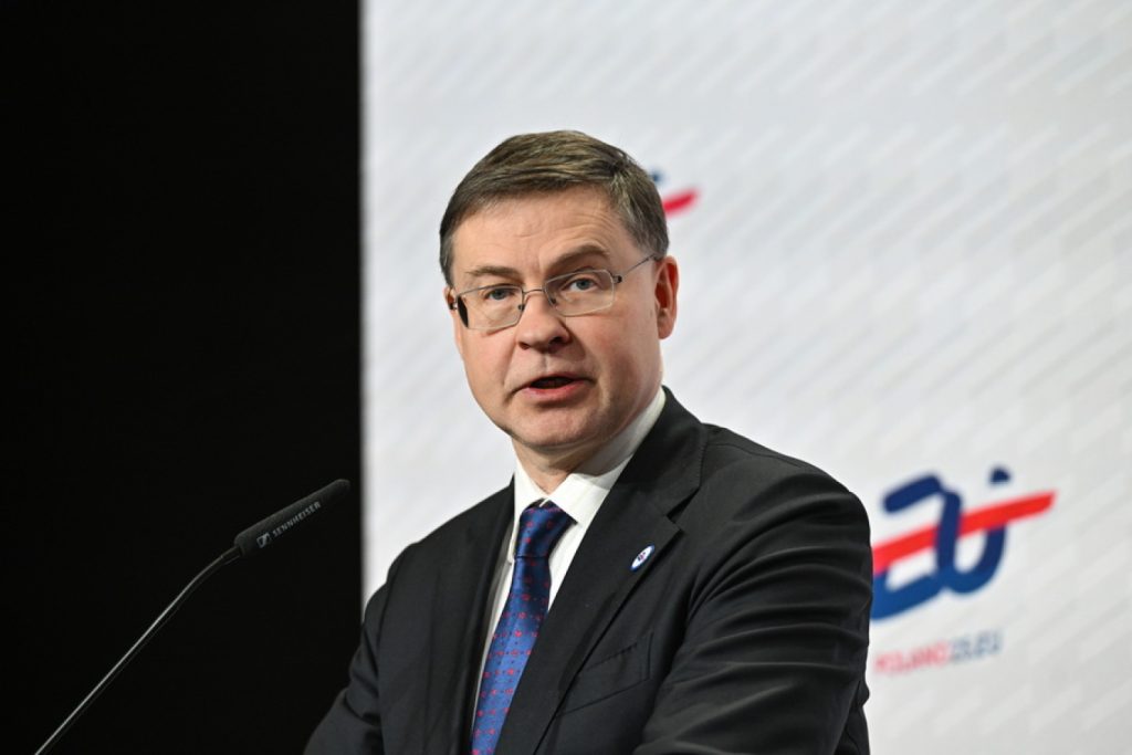 Β.Ντομπρόβσκις: «Η ΕΕ δεν θα εγκαταλείψει την εμπορική της συνεργασία με τις ΗΠΑ»