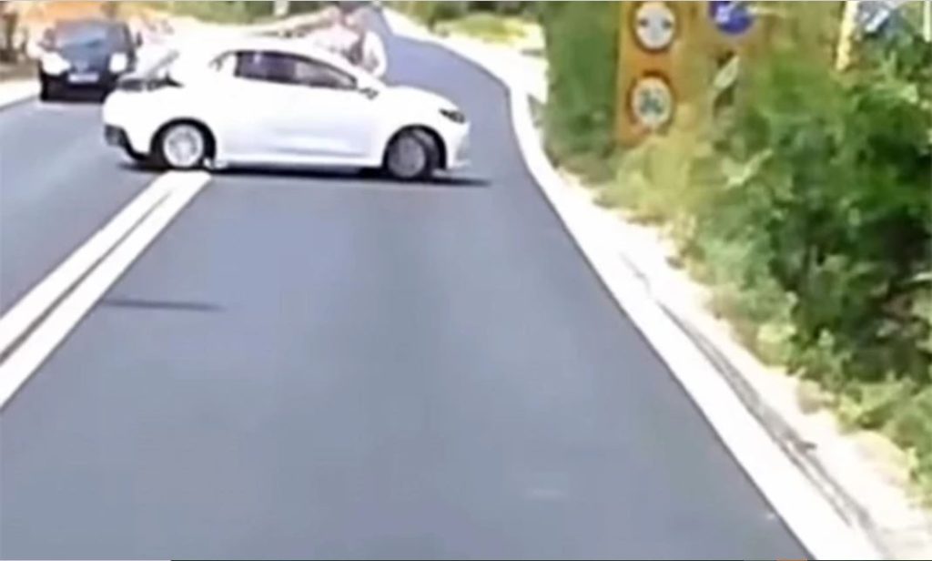 Ασυνείδητος οδηγός έκανε εγκληματική αναστροφή μεταξύ των δύο ρευμάτων στον ΒΟΑΚ του Ρεθύμνου (βίντεο)