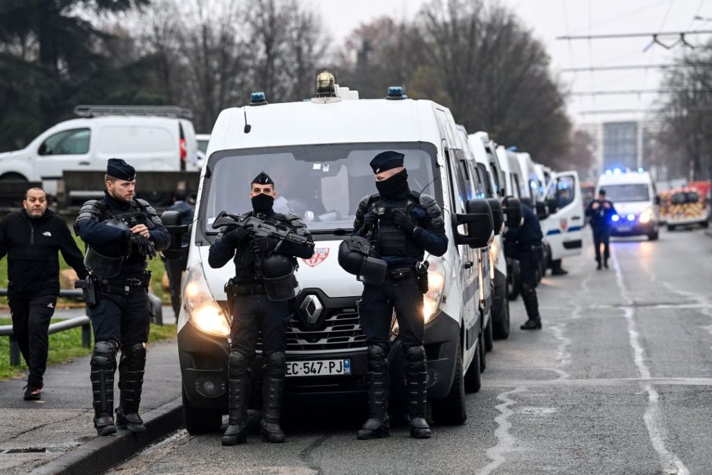 Γαλλία: 15χρονος Κούρδος οικο-τρομοκράτης σκότωσε συνομήλική του και τραυμάτισε άλλα τρία παιδιά (φωτο – βίντεο)