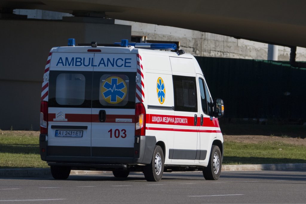 Ρωσία: Η στιγμή που 80χρονη πέφτει από διαμέρισμα έκτου ορόφου πάνω σε όχημα και δεν παθαίνει τίποτα! (βίντεο)