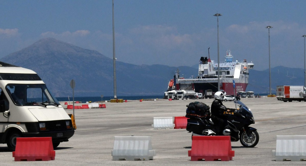 Συντετριμμένος ο αδελφός της 47χρονης ναυτικού που παρασύρθηκε από φορτηγό – «Είχε μόλις σχολάσει και έφευγε»