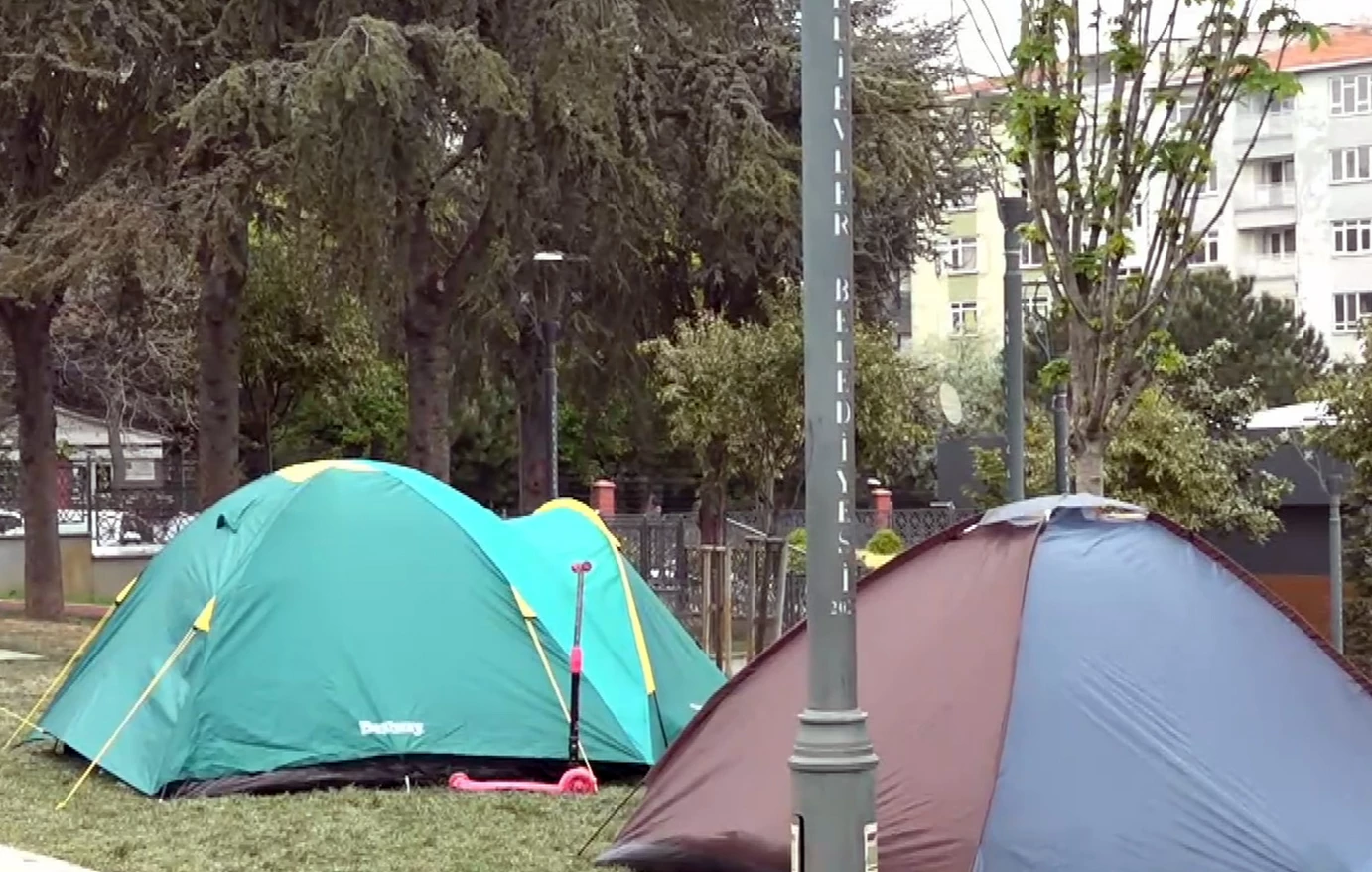 Σεισμός στην Τουρκία: Για δεύτερη νύχτα μένουν εκτός σπιτιού πολλοί κάτοικοι της Κωνσταντινούπολης