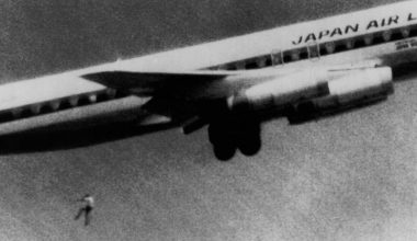 «Το παιδί που έπεσε από τον ουρανό»: Η τραγική ιστορία του 14χρονου που κρύφτηκε στις ρόδες αεροπλάνου