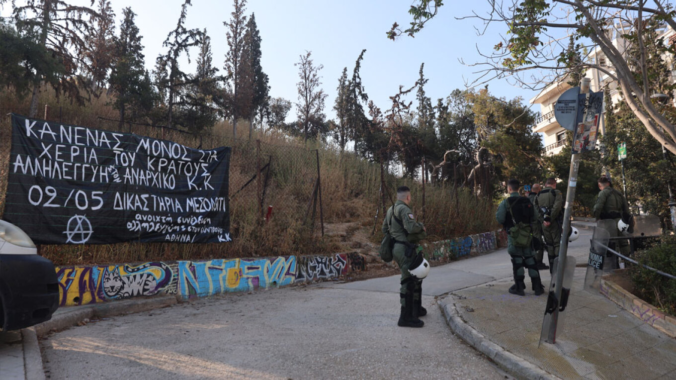 Δείτε τη στιγμή της εκκένωσης του υπό κατάληψη κτηρίου στα Εξάρχεια (φωτο – βίντεο)
