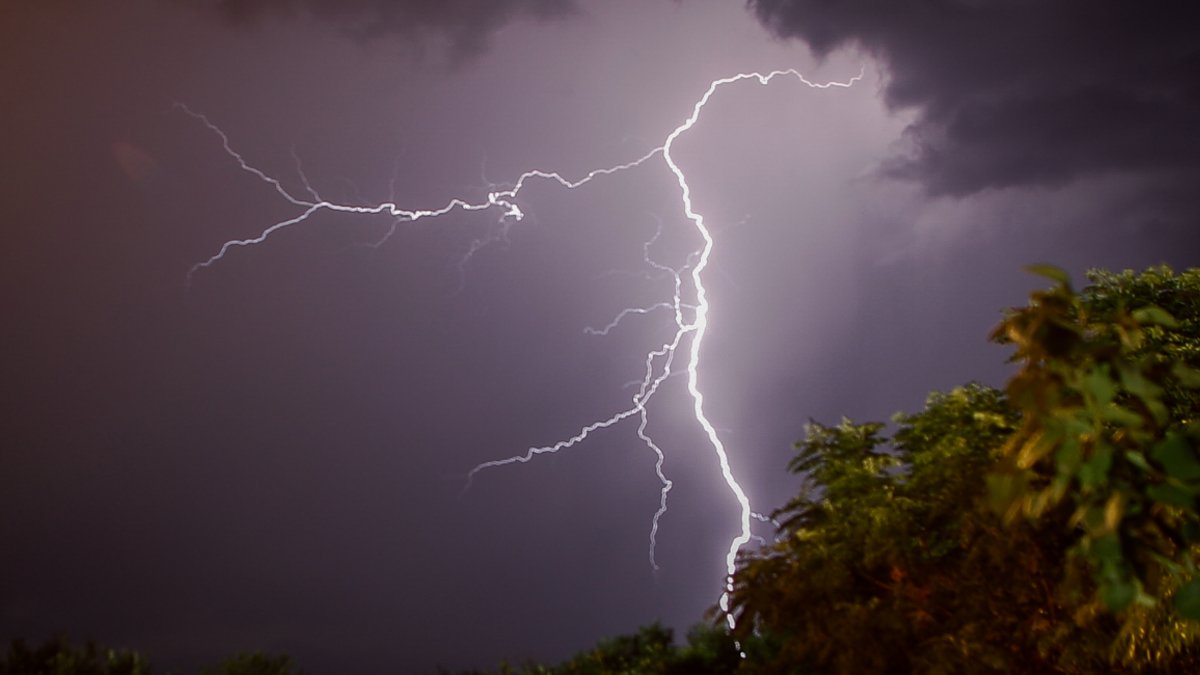 Φωτιά από κεραυνό σε κεραμοσκεπή σπιτιού στον Βαρνάβα (φώτο)