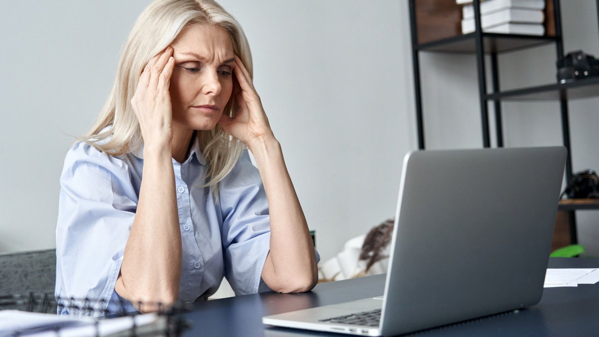 Νέα μελέτη: Δείτε τι προκαλεί στον εγκέφαλο η πρώιμη εμμηνόπαυση