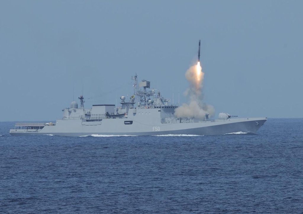 Ινδικό Ναυτικό: Προχώρησε σε δοκιμαστικές εκτοξεύσεις πυραύλων με το «βλέμμα» στο Πακιστάν