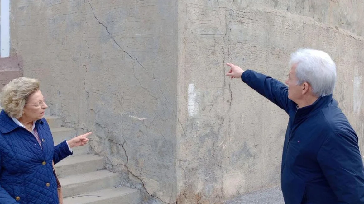 Εσπευσμένα στις Βούτες Ηρακλείου μεταβαίνει ο Ε.Λέκκας μετά τα ξαφνικά ρήγματα (φωτο – βίντεο)