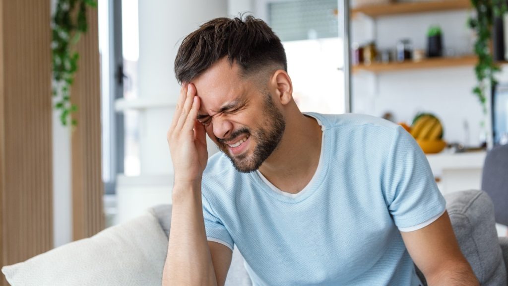 Πώς προκαλεί πονοκέφαλο η αφυδάτωση; – Αυτά είναι τα προειδοποιητικά σημάδια