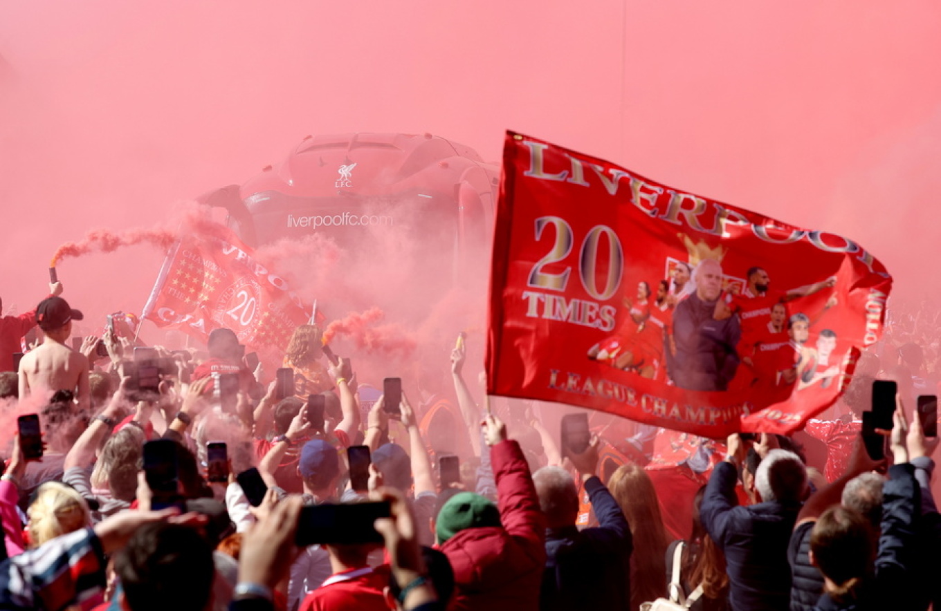 Ξέφρενο γλέντι έξω από το Άνφιλντ: Η Λίβερπουλ ετοιμάζεται να σηκώσει το 20ο πρωτάθλημα στην ιστορία της (βίντεο)