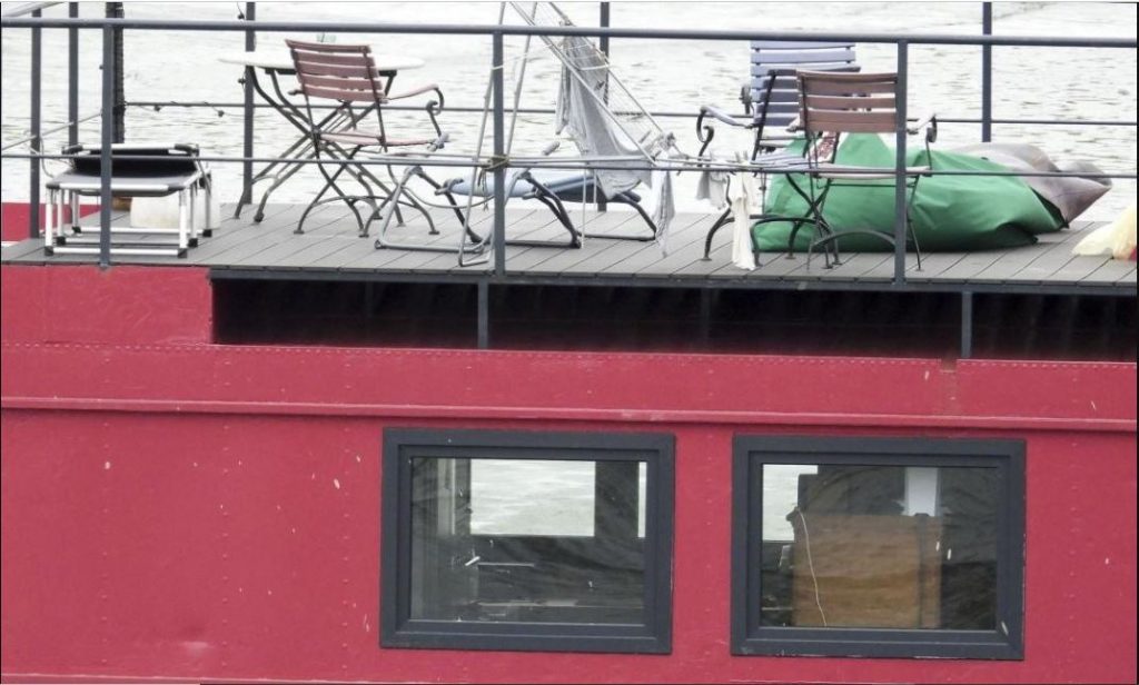 Πασίγνωστη μυθιστοριογράφος δολοφονήθηκε μέσα στο πλωτό σπίτι της – Την εντόπισε ο γιος της (φωτο)