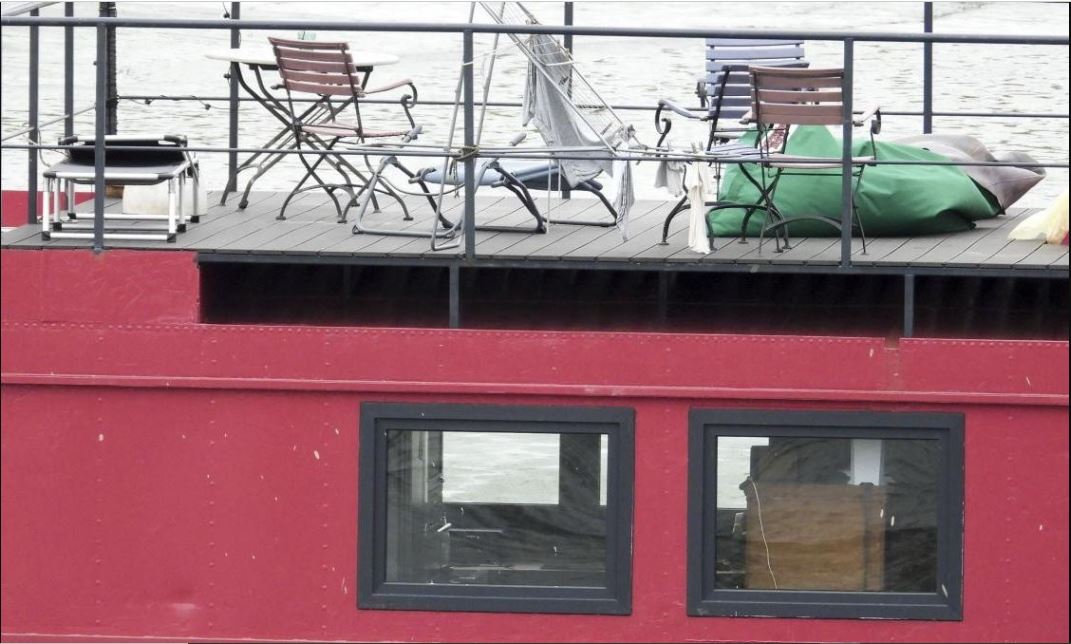 Πασίγνωστη μυθιστοριογράφος δολοφονήθηκε μέσα στο πλωτό σπίτι της – Την εντόπισε ο γιος της (φωτο)