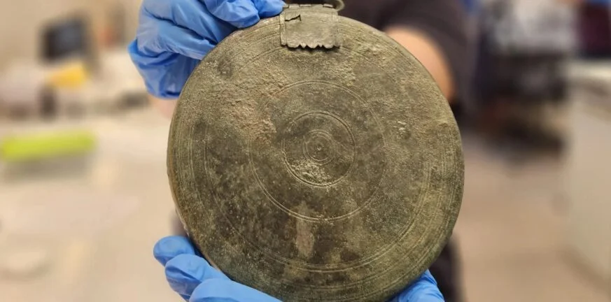 Ισραήλ: Ανακαλύφθηκε τάφος 2.300 ετών με λείψανα αρχαίας Ελληνίδας – Δίπλα ήταν ο καθρέπτης της (φώτο)