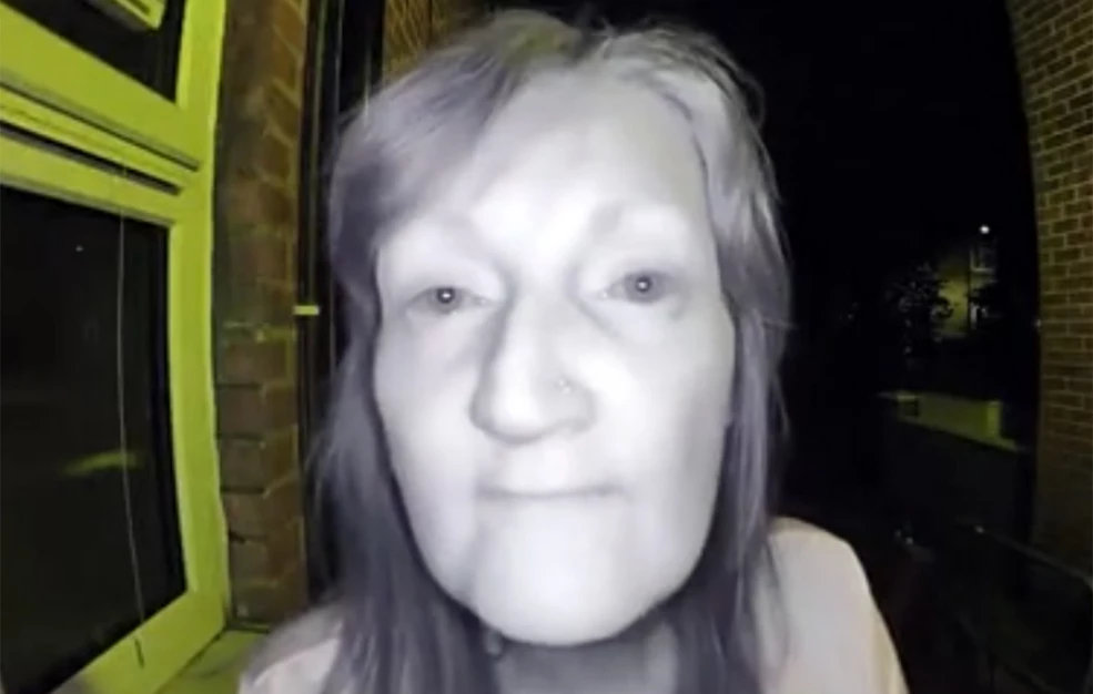 Πώς μια γειτόνισσα έκανε τη ζωή ενός ζευγαριού κόλαση – Η αδιάκοπη τρομοκρατία της μέσω του θυροτηλεφώνου (βίντεο)