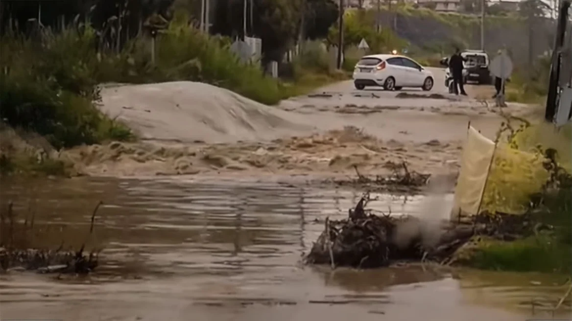 Χαλκιδική: Υπερχείλισαν ρέματα λόγω έντονης βροχόπτωσης – Ποιοι δρόμοι είναι κλειστοί