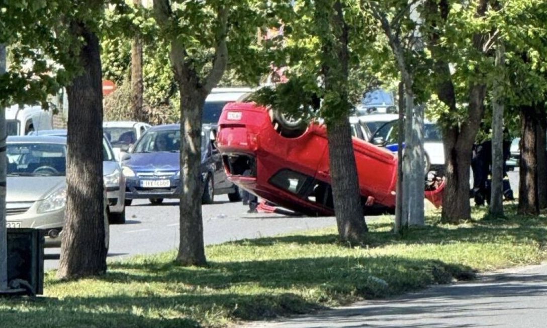 Τροχαίο ατύχημα στην Καλαμάτα: Αυτοκίνητο προσέκρουσε σε δέντρο και τούμπαρε – Τραυματίστηκε η οδηγός
