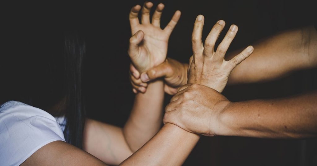 Θεσσαλονίκη: Συνελήφθη άνδρας που παρενοχλούσε λεκτικά τη γειτόνισσά του – «50 ευρώ για να σε πη@…ξω είναι καλά;»