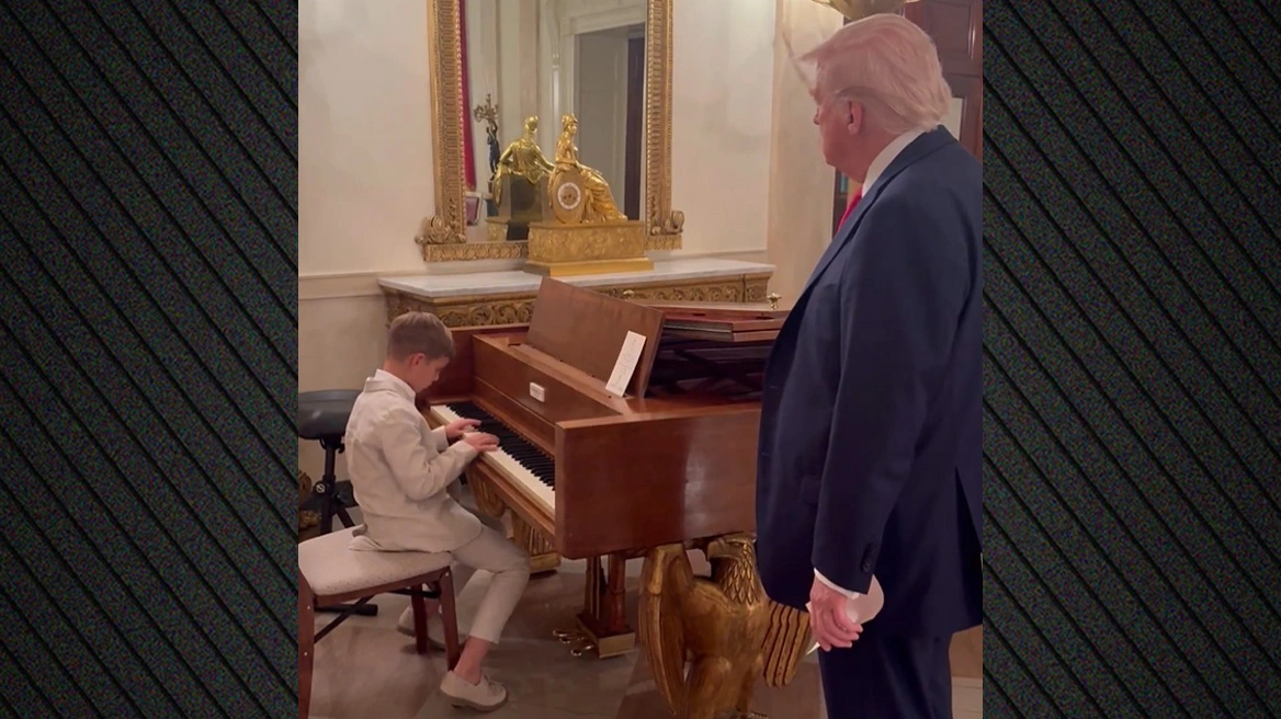 Βίντεο: O 8χρονος εγγονός του Ν.Τραμπ παίζει την πρώτη του σύνθεση στο πιάνο στον Λευκό Οίκο