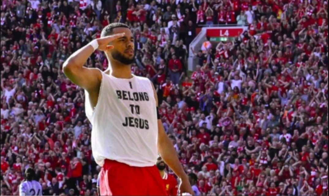 Με τιμωρία κινδυνεύει ο Κόντι Χάκπο της Λίβερπουλ επειδή φορούσε φανέλα που έγραφε «ανήκω στον Ιησού» (φωτο)