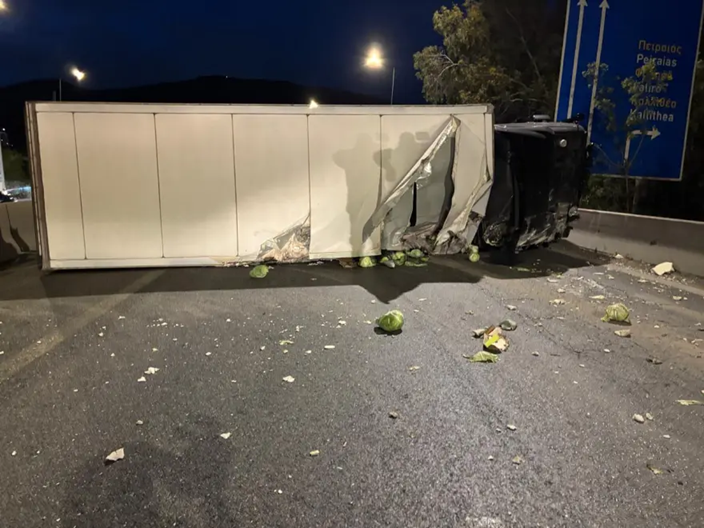 Τροχαίο ατύχημα στην ΕΟ Αθηνών-Κορίνθου: Αναποδογύρισε νταλίκα στο ύψος του Σκαραμαγκά (φώτο)