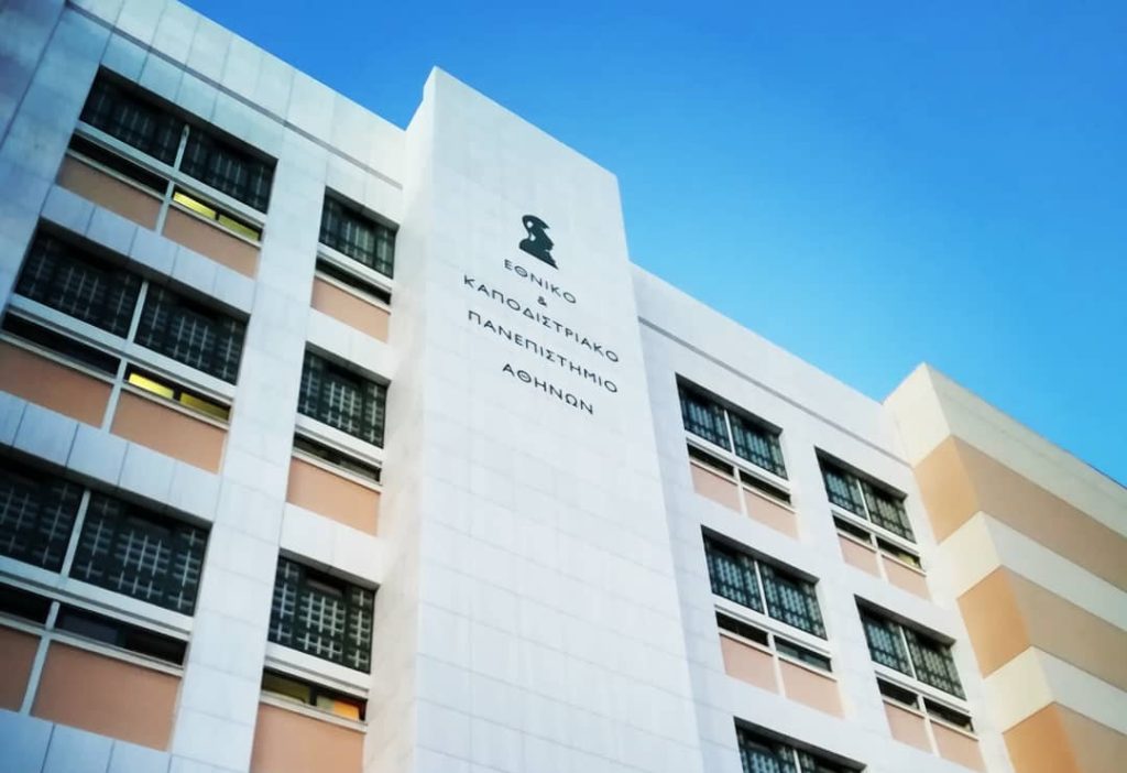 Κουκουλοφόροι εισέβαλαν μέσα στη Νομική σε εκδήλωση καθηγητών – Στο νοσοκομείο φοιτητής