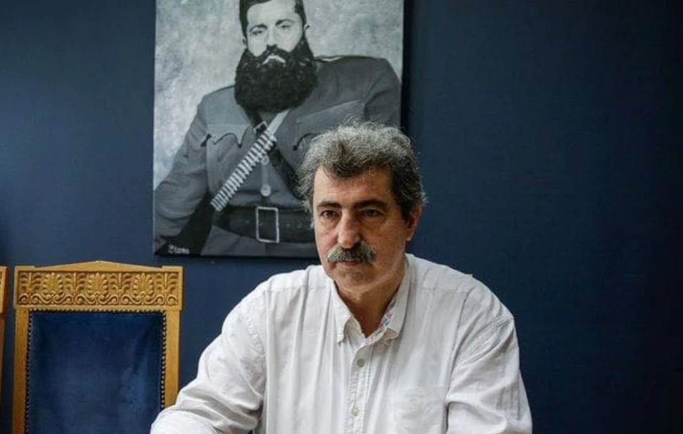 Ο Π.Πολάκης με αφίσα Βελουχιώτη για την ποινή φυλάκισής του με αναστολή: «Δεν σκύβω το κεφάλι»